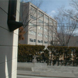 階段から見えるのは経法学部の校舎です。 