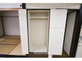 リビングにも収納有。掃除機など隠したい収納ができます。  