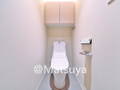 温水洗浄便座付き。トイレ上部収納有。 