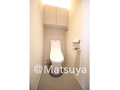 温水洗浄便座付き。トイレ上部収納有。 