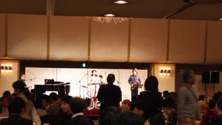 (株)松屋撮影：飯田橋桜まつりフラワープレゼント