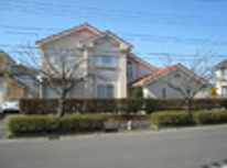 ビルトインガレージとパティオのある家