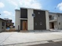 敷地100坪超。駐車4台可能。ひろ～いお庭！