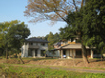 納屋とガレージつきの住宅