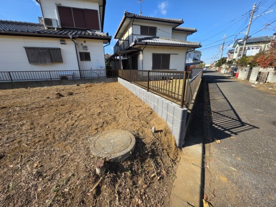 東南角地の平坦地 建築条件無し 北側ブロック新設 牛久市土地 / 980万