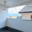 日当たりの良い南向きのバルコニーは屋根が付いていて急な雨でも洗濯物の心配なし☆  