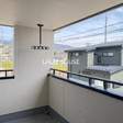 日当たりの良い南向きのバルコニーは屋根が付いていて急な雨でも洗濯物の心配なし☆  