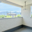 日当たりの良い南向きのバルコニーは屋根が付いていて急な雨でも洗濯物の心配なし☆  
