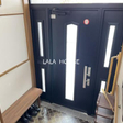 玄関には手すりを設置してバリアフリー仕様に☆ 