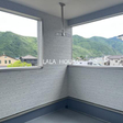 日当たりの良い南向きのバルコニーは屋根が付いていて急な雨でも洗濯物の心配なし☆ 