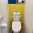 トイレは黄色の壁紙がアクセント◎ 