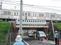 線路下のつばめ