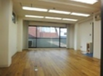 デザイナーズ風オフィスを低価格で実現。坪単価8,000円台10坪