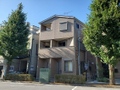 2006年8月築の3階建ての2世帯住宅の2階・3階部分の賃貸戸建になります。  