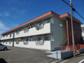 ゆとりある敷地内にある建物になります。  