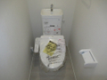 ウォシュレット付のトイレになります。必須の設備ですね♪ 