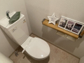 お風呂・トイレ別のトイレになります。ペーパーホルダー上部は棚になっており、スマホ等を置けて便利です。 