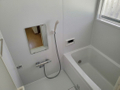 新規入替のユニットバス。窓があって明るく換気も楽々。追焚機能付です。 