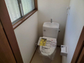 新品のウォシュレット付のトイレになります。大きな窓付で明るく換気も楽々です。 