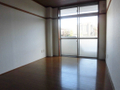 6帖のフローリングのお部屋になります。収納もしっかりと付いています♪ 