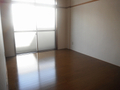 明るい6帖のフローリングのお部屋になります。 