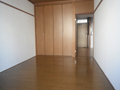 6帖のフローリングのお部屋です。眺望も良好でしっかりした収納付のお部屋です♪ 