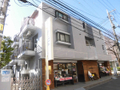 1Fは美容室、美容品販売店です。  