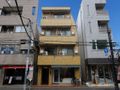 茶色のタイル貼り建物です!!  