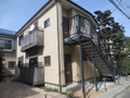 1フロア1世帯の2階建てアパート。  