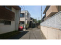 建物入り口に続く私道は雰囲気が良いです。 