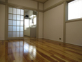 奥行のある二面採光のお部屋ですよ。 