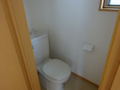 トイレにも窓有り、棚もついています。 