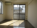 出窓付の角部屋で住環境良好です 