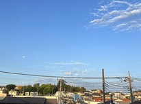 早朝の月とあざみ野の街